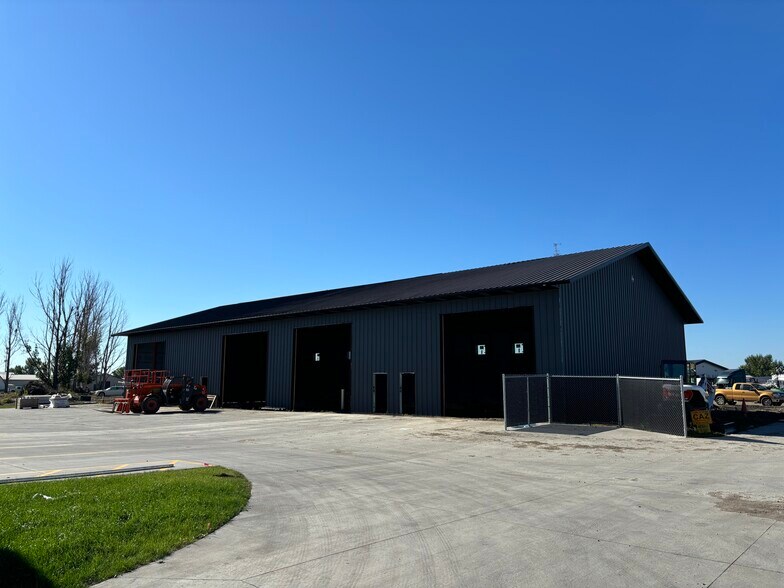 More Photos Of 1301 Main Avenue SE, Moorhead Flex For Sale