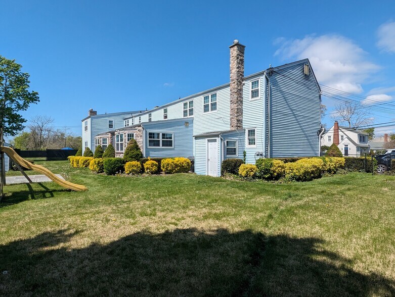 More Photos Of 28 Bohack Ct, Sayville Apartments For Sale