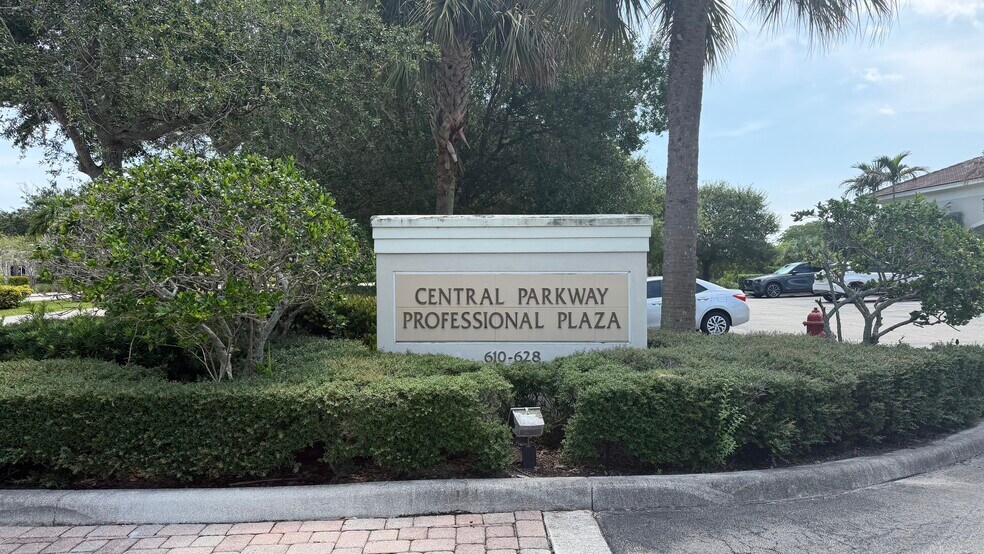 More Photos Of 610-628 SE Central Pky, Stuart Medical For Lease
