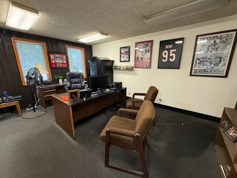 More Photos Of 135 Martin Ln, Elk Grove Village Warehouse For Sale