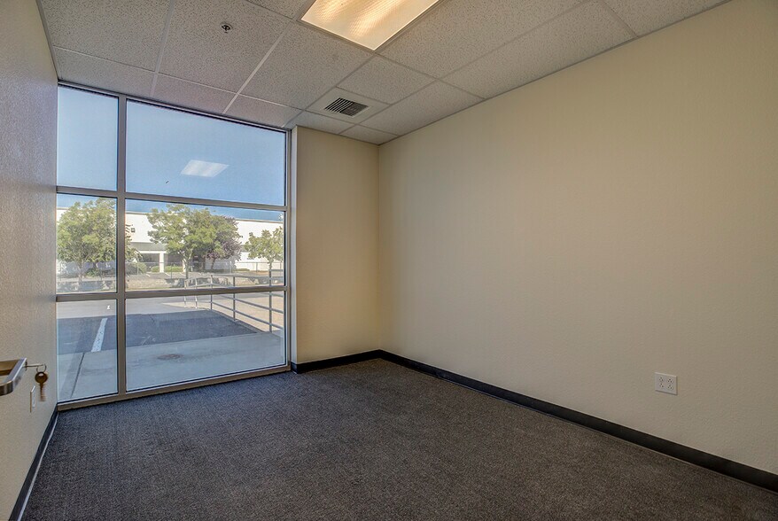 More Photos Of 8440 Rovana Cir, Sacramento Warehouse For Lease