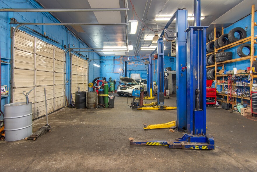 More Photos Of 5788 Van Dyke St, Detroit Auto Repair For Sale