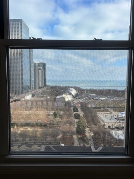 More Photos Of 111 N Wabash Ave, Chicago Office For Sale