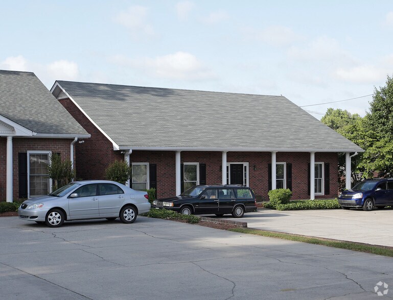 More Photos Of 370 W Stonewall Ave, Fayetteville Office For Sale
