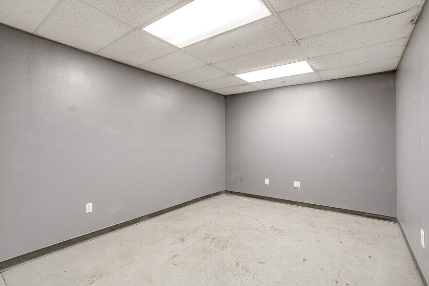 More Photos Of 541 N Main St, Fort Worth Light Manufacturing For Lease