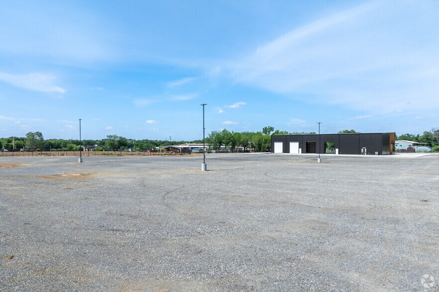 More Photos Of 5749 Parker Henderson Rd, Fort Worth Service For Lease