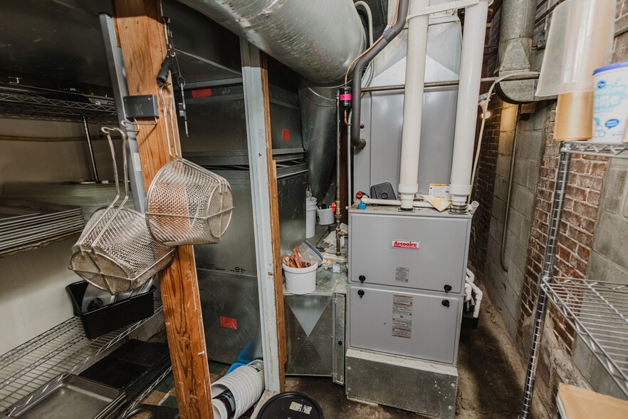 More Photos Of 830 N Kansas Ave, Topeka Bar For Sale