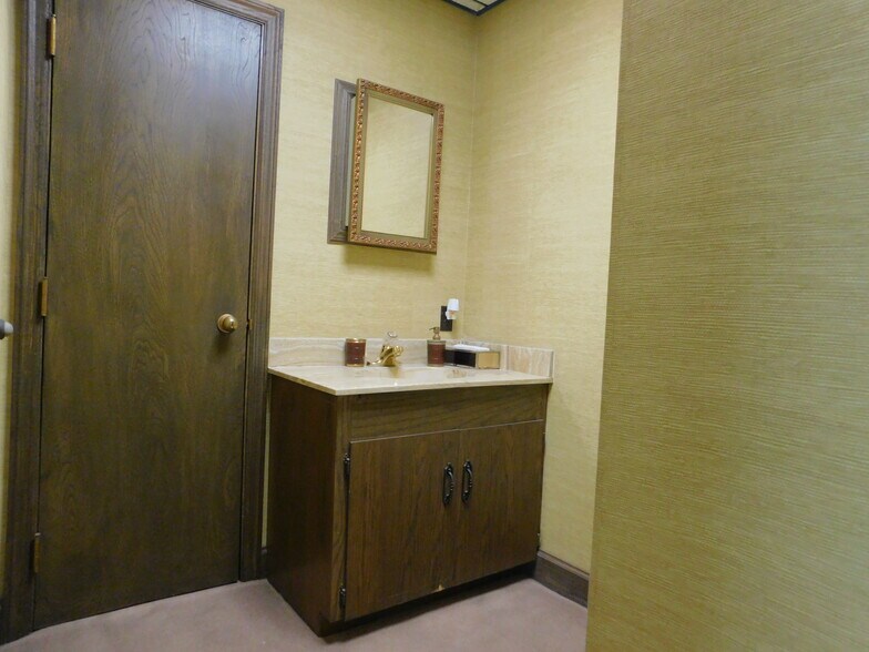 More Photos Of 720 SW F Ave, Lawton Manufacturing For Sale