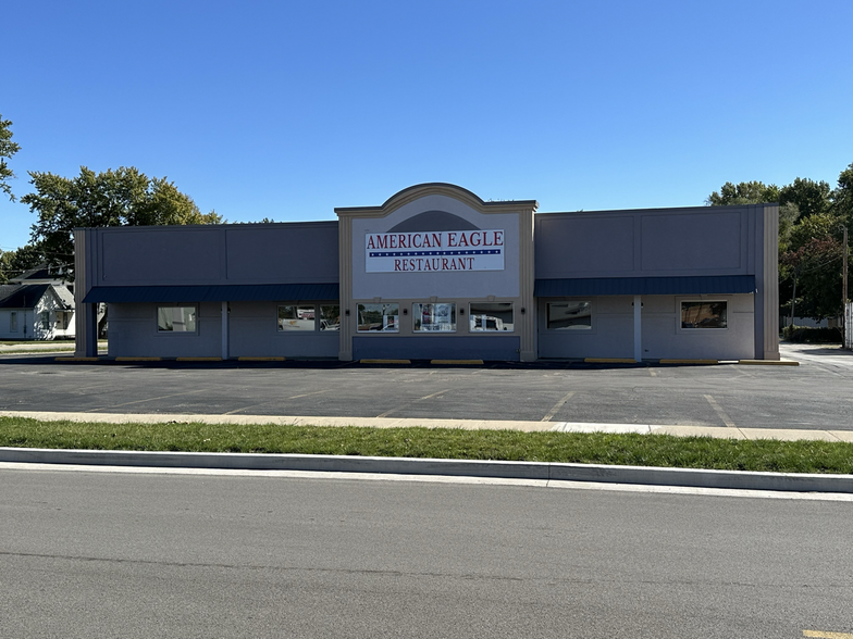 Primary Photo Of 102 E Park St, Taylorville General Retail For Sale