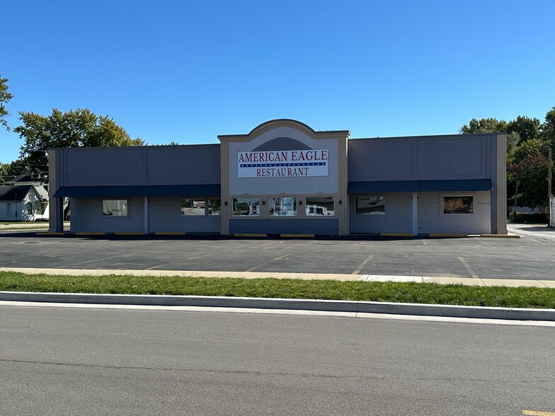 Primary Photo Of 102 E Park St, Taylorville Freestanding For Sale