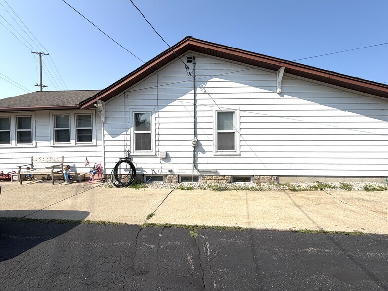 More Photos Of 914 Blackhawk Blvd, South Beloit Multifamily For Sale