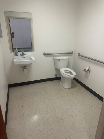 More Photos Of 4250 Keith Bridge Rd, Cumming Light Manufacturing For Lease