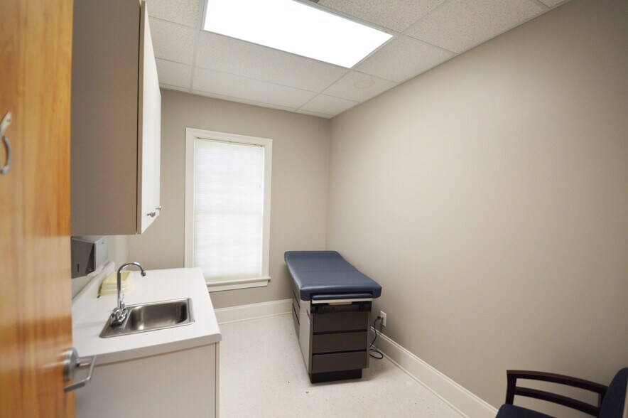 More Photos Of 6614 Shallowford Rd, Lewisville Medical For Sale