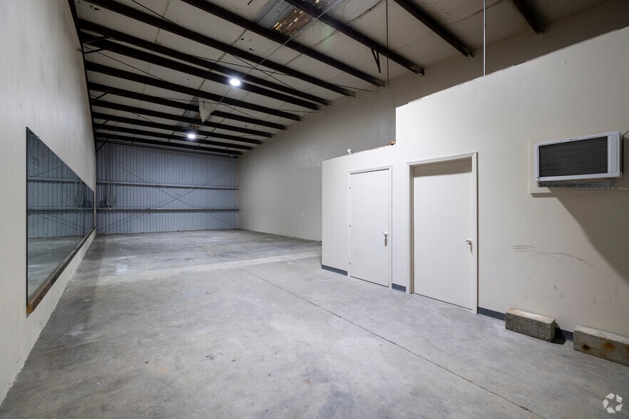 More Photos Of 130 Mitchell Rd, Houston Unknown For Lease