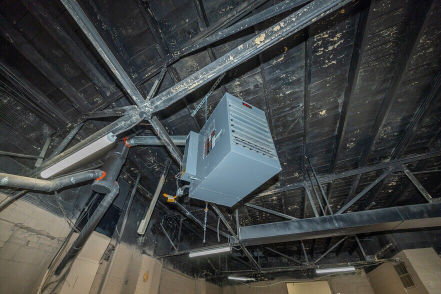 More Photos Of 1016-1020 N 10th St, Kansas City Light Distribution For Sale