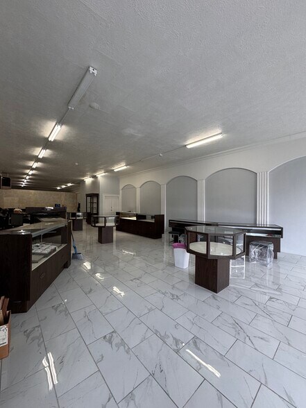 More Photos Of 1221 Overland Ave, Burley Storefront For Sale