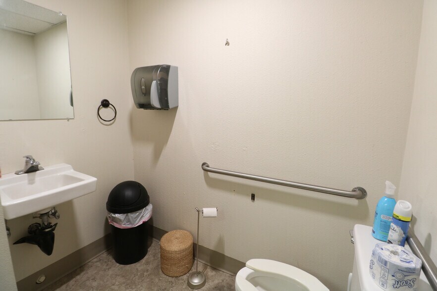 More Photos Of 320 Central Ave, Coos Bay Office For Sale