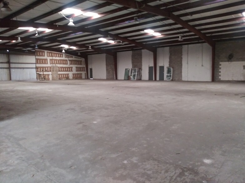 More Photos Of 5017 N Coolidge Dr, Tampa Warehouse For Sale