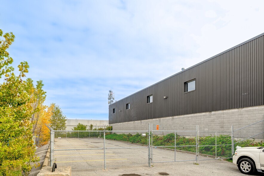 More Photos Of 6445 Ch de la Côte-de-Liesse, Montréal Distribution For Lease