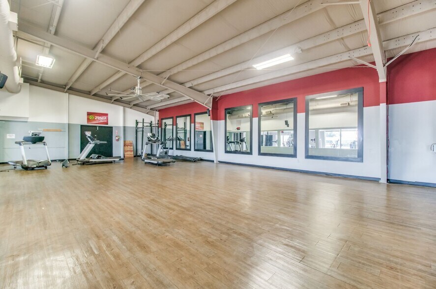 More Photos Of 2500 S Ferdon Blvd, Crestview Storefront For Lease