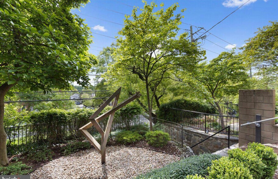 More Photos Of 5169 Macarthur Blvd NW, Washington Office Residential For Lease