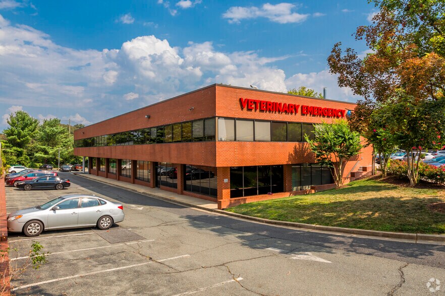 More Photos Of 1 Taft Ct, Rockville Veterinarian Kennel For Lease