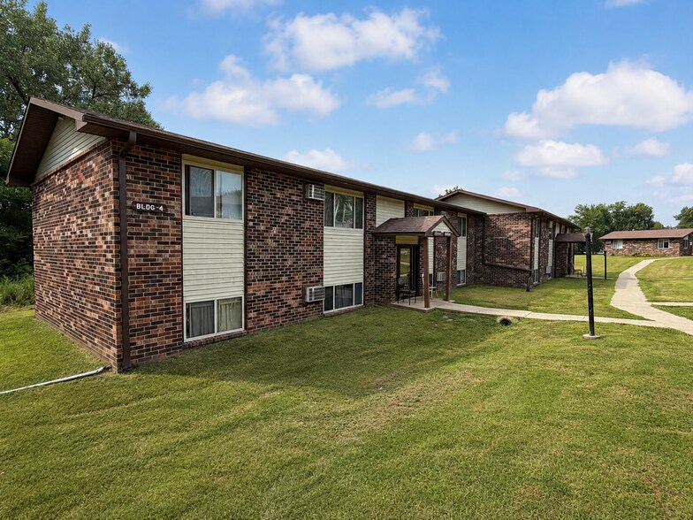 Primary Photo Of 1660 E Summit St, Red Oak Apartments For Sale