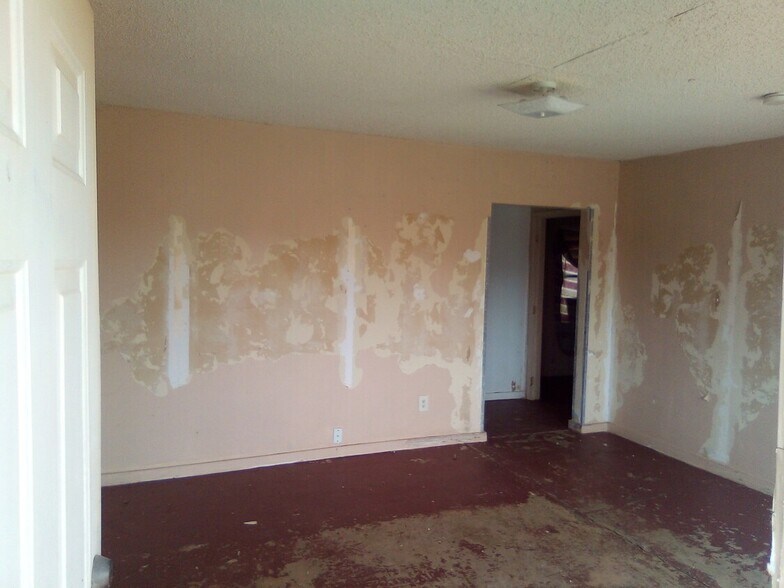 More Photos Of 386 S Commerce St, Big Wells Land For Sale