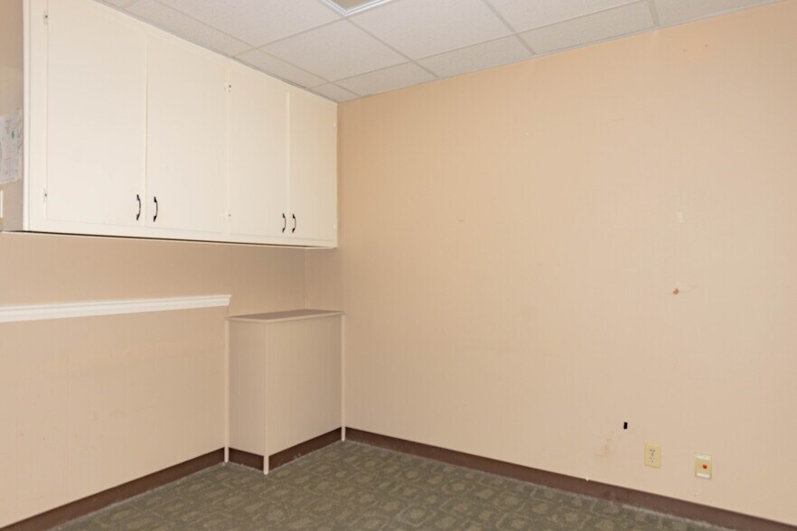 More Photos Of 1401 Applewood Dr, Dalton Medical For Lease