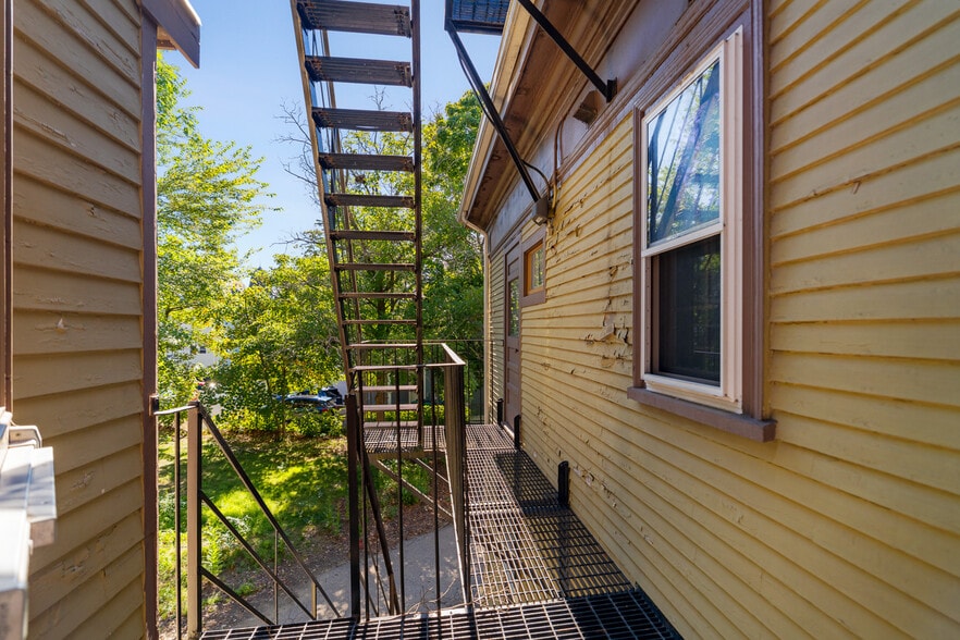 More Photos Of 17 Monmouth St, Somerville Apartments For Sale