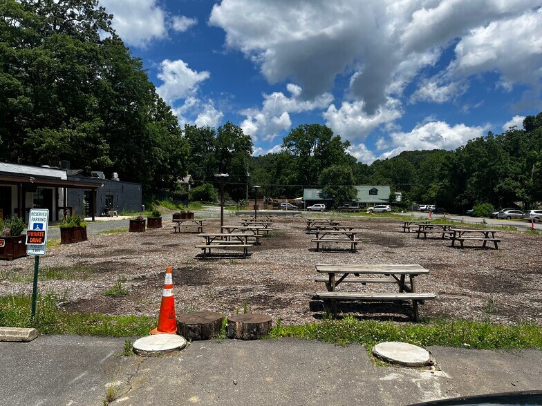 More Photos Of 141 Richardson Blvd, Black Mountain General Retail For Sale