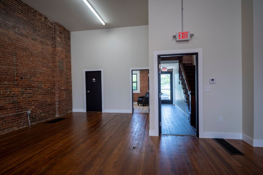 More Photos Of 3-9 S Main St, Jeffersonville Storefront Retail Office For Lease