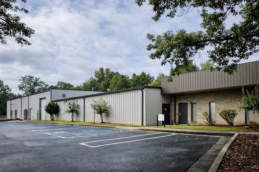 More Photos Of 300 Commerce Blvd, Bogart Warehouse For Lease