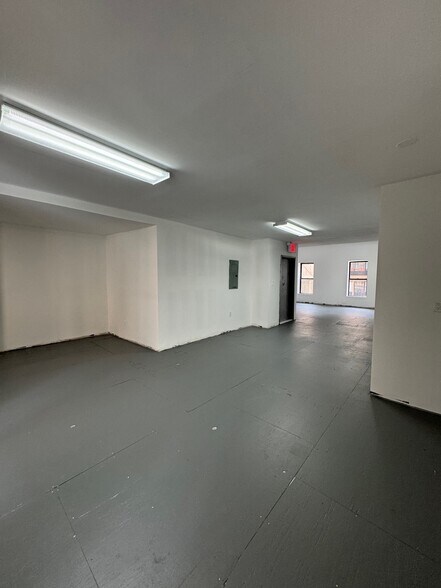 More Photos Of 297 Seventh Ave, New York Storefront Retail Residential For Lease