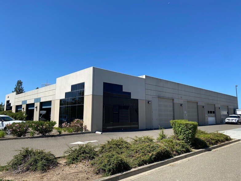 More Photos Of 5793 Skylane Blvd, Windsor Warehouse For Lease