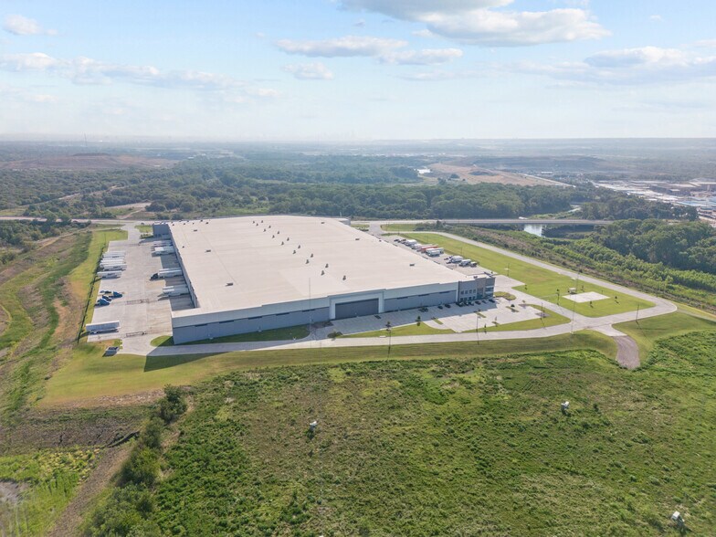 More Photos Of 2003 MacArthur Blvd, Grand Prairie Distribution For Lease