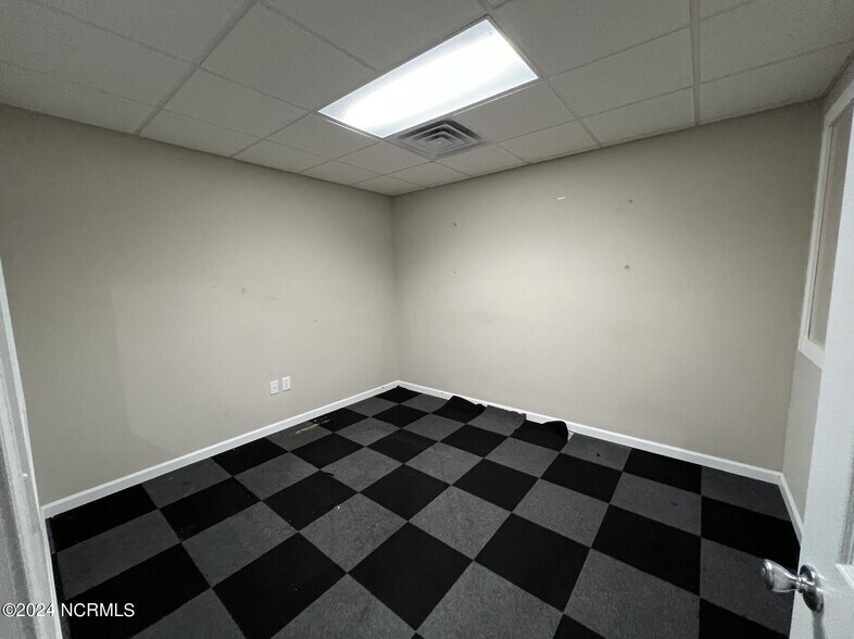 More Photos Of 709 1/2 Southwest Blvd, Clinton Warehouse For Lease