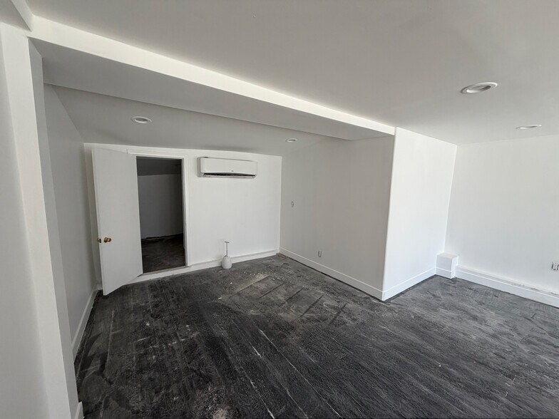 More Photos Of 7801 Melrose Ave, Los Angeles Restaurant For Lease