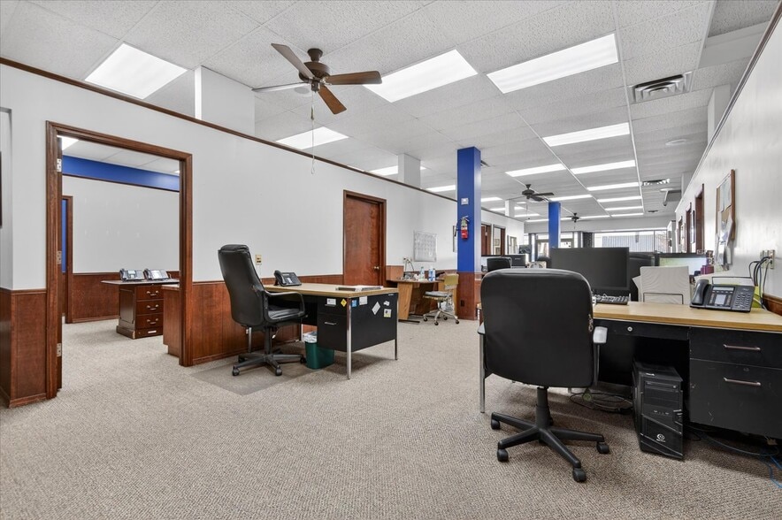 More Photos Of 111 SE Frank Phillips Blvd, Bartlesville Office For Sale