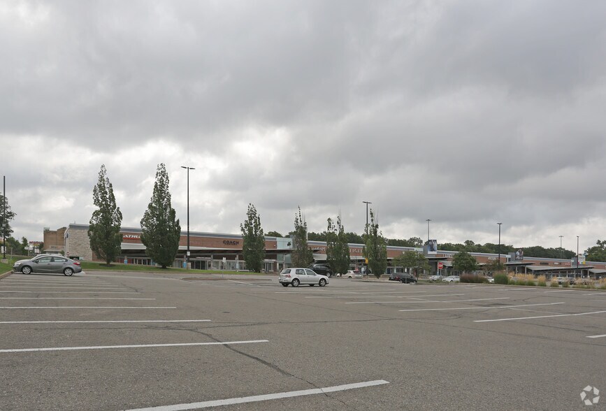 More Photos Of 7500 Lundys Ln, Niagara Falls Unknown For Lease