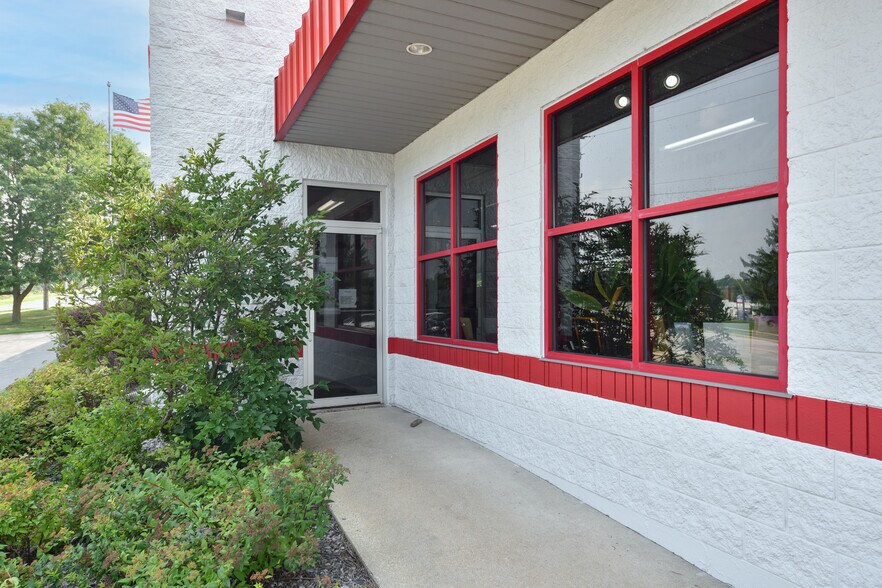 More Photos Of 820 W Sumner St, Hartford Auto Repair For Sale