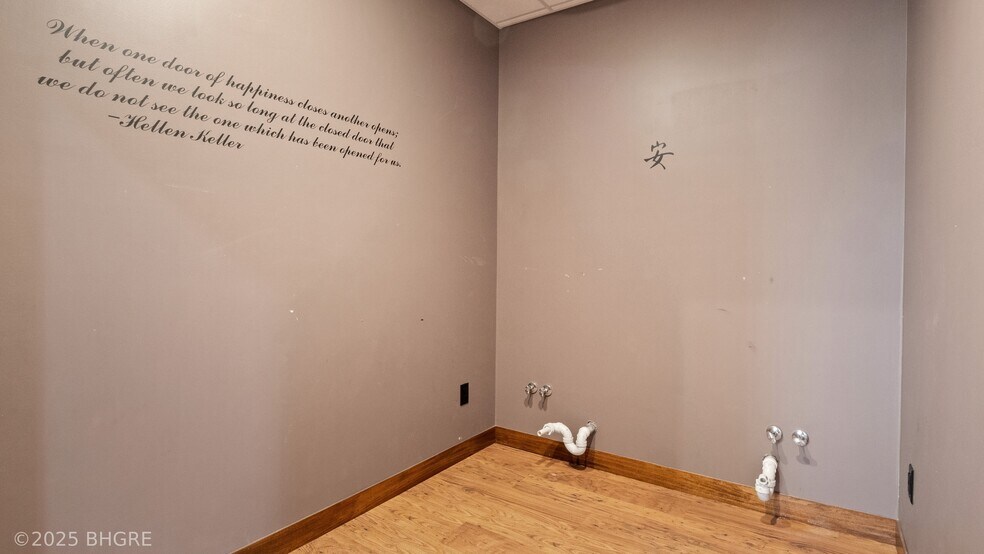 More Photos Of 202 S 9th St, Indianola Storefront For Sale