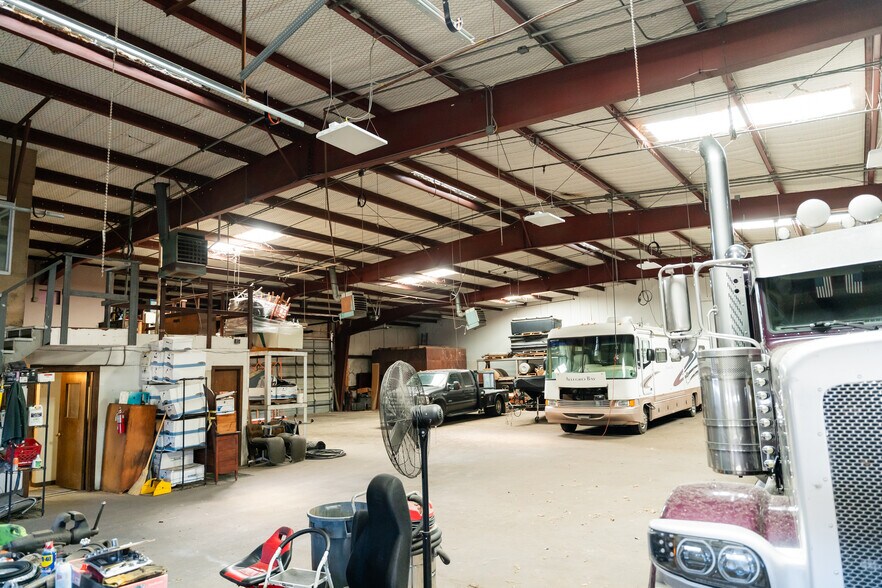 More Photos Of 1630 N Interstate 35 E, Lancaster Flex For Sale