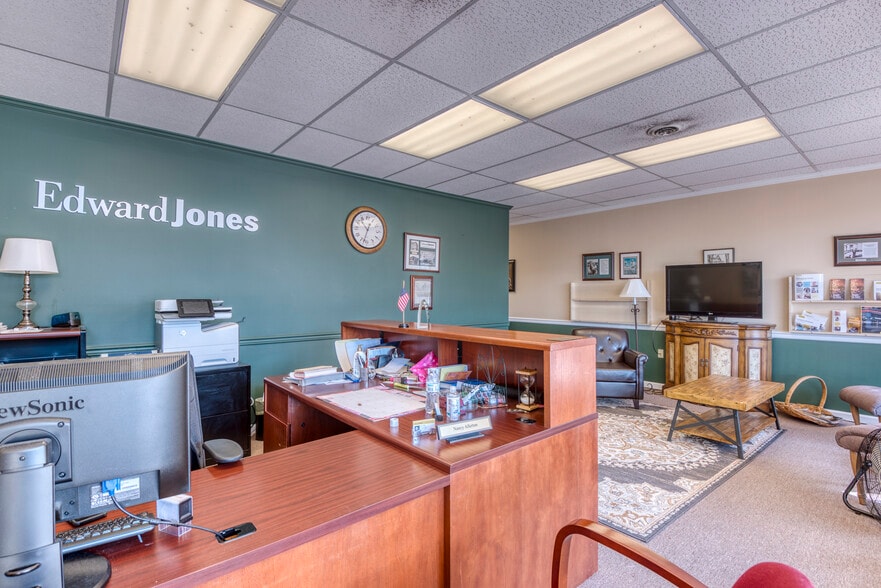 More Photos Of 293 W Main St, Abingdon Office For Lease