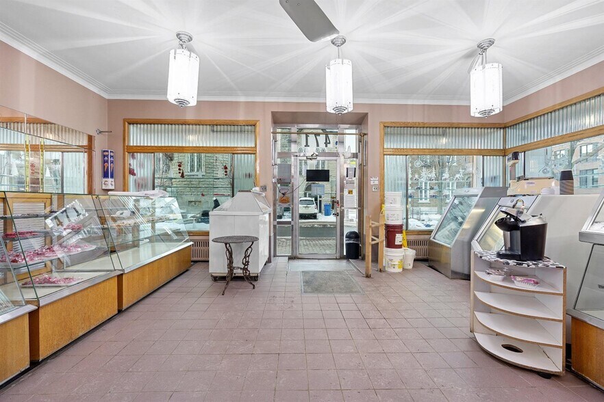 More Photos Of 471 Rue Saint-Jean, Québec Storefront Retail Residential For Sale