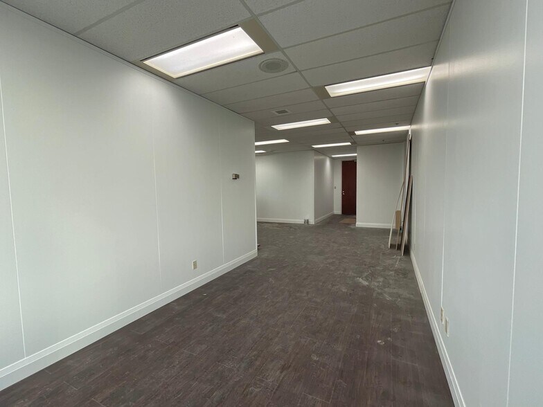 More Photos Of 989 Derry Rd E, Mississauga Office For Lease