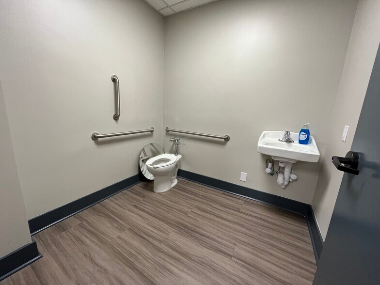 More Photos Of 307 Southgate Ct, Brentwood Medical For Sale