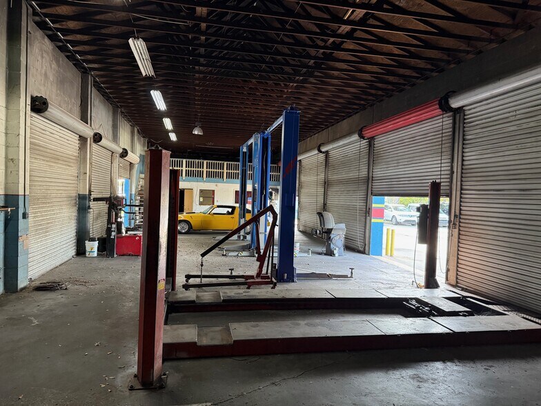 More Photos Of 2156 W King St, Cocoa Service For Lease