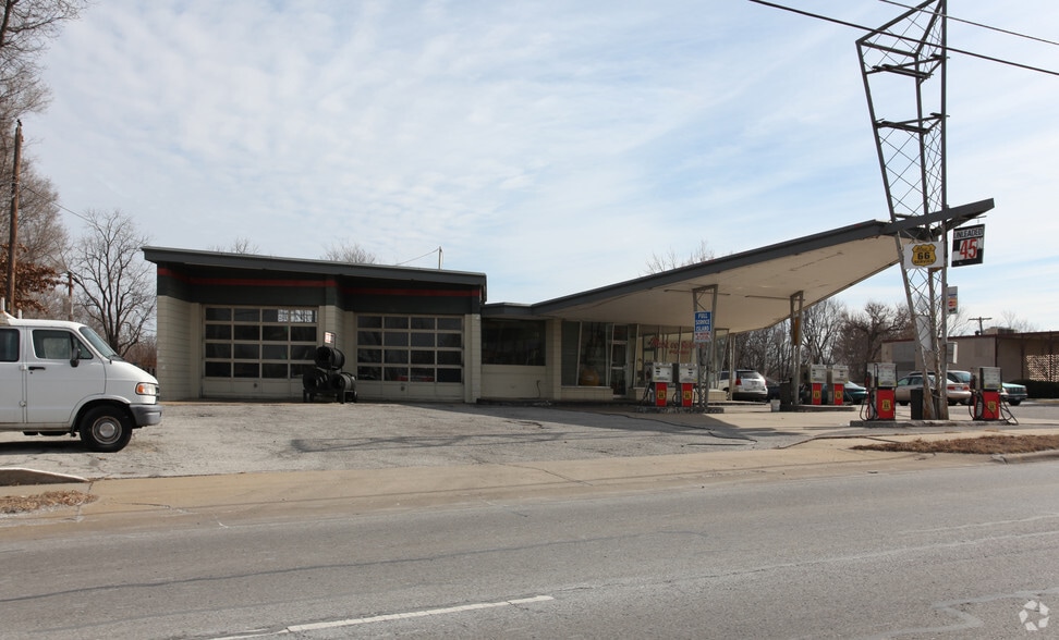 Primary Photo Of 8139 Metcalf Ave, Overland Park Service Station For Sale
