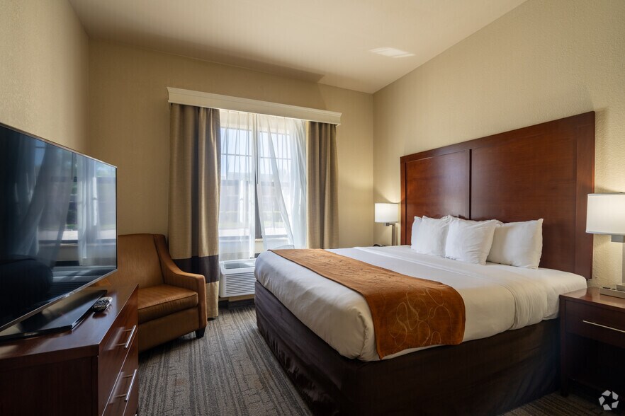 More Photos Of 16931 Texas Ave, Webster Hotel For Sale